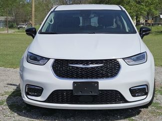Used 2024 Chrysler Pacifica Touring-L video 2