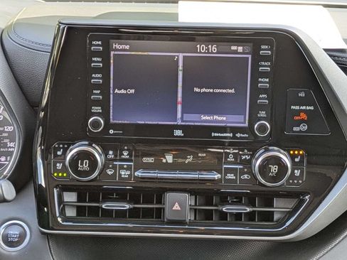 Used 2021 Toyota Highlander Limited FWD image 19