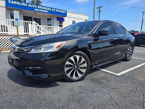 Used 2017 Honda Accord Touring image 2