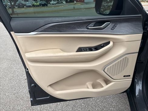 Used 2025 Jeep Grand Cherokee L Limited w/ Luxury Tech Group II image 15