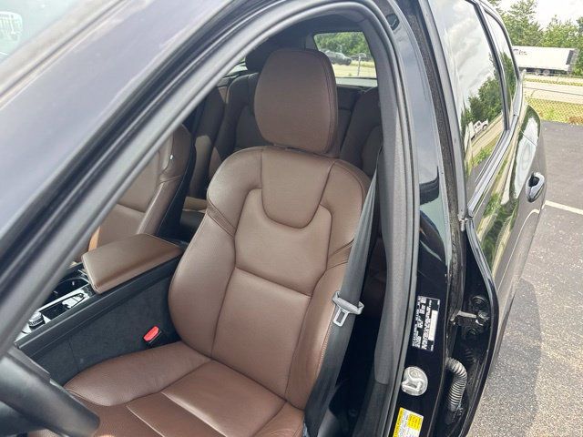 Used 2023 Volvo XC60 B5 Plus AWD/4WD image 8
