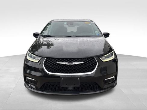 Used 2023 Chrysler Pacifica Touring-L FWD image 2