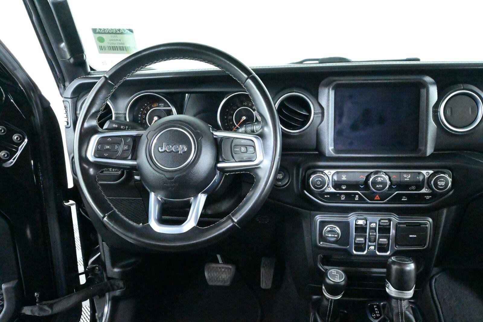 Used 2021 Jeep Wrangler Unlimited Sahara AWD/4WD image 3