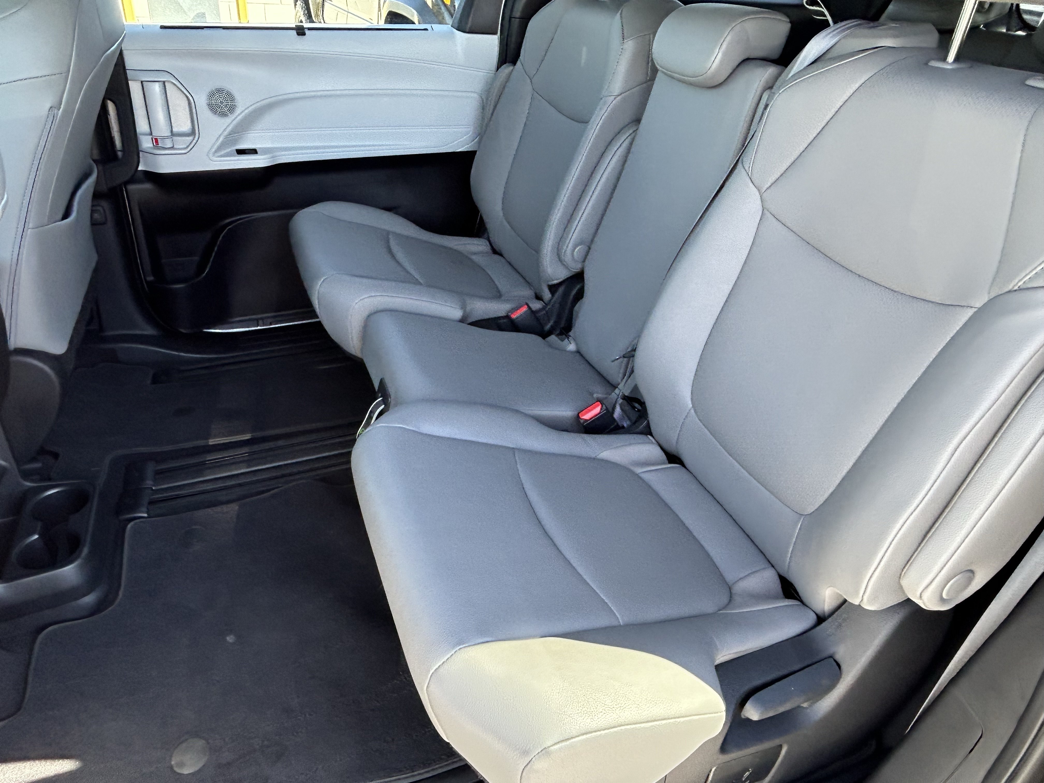 Used 2025 Toyota Sienna XLE FWD image 15