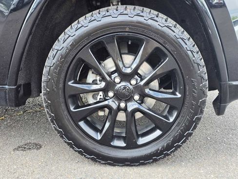 Used 2019 Jeep Grand Cherokee Altitude AWD/4WD image 12