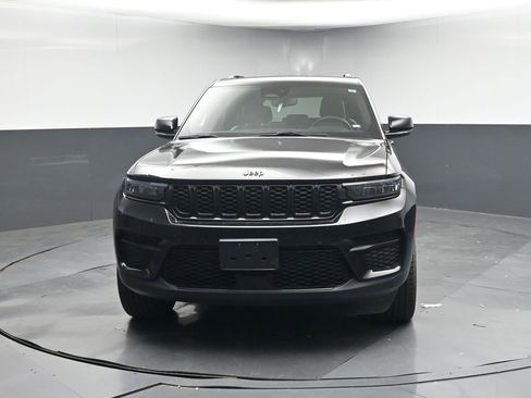 Used 2023 Jeep Grand Cherokee Altitude image 8