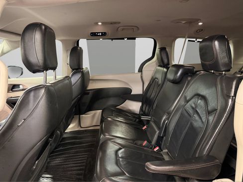 Used 2017 Chrysler Pacifica Touring-L FWD image 35