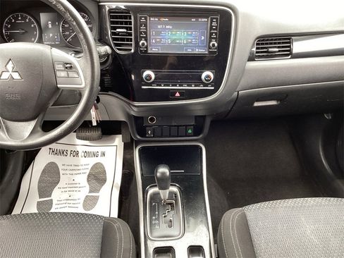 Used 2020 Mitsubishi Outlander ES image 11
