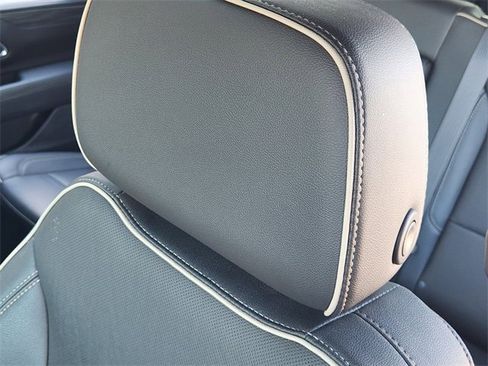 Used 2023 GMC Yukon SLT w/ SLT Premium Package image 11