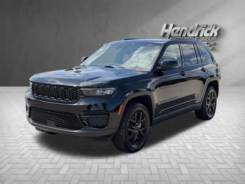 Used 2025 Jeep Grand Cherokee Altitude AWD/4WD image 5