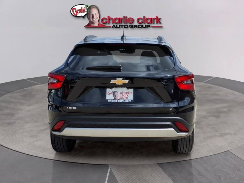 Used 2025 Chevrolet Trax LT FWD image 4