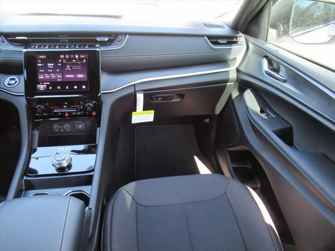 New 2025 Jeep Grand Cherokee Laredo X w/ Luxury Tech Group I image 13