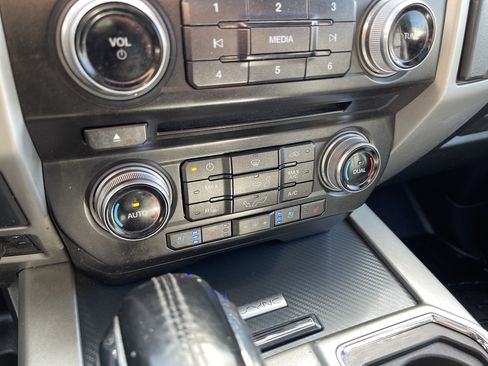 Used 2018 Ford F150 Lariat w/ Equipment Group 502A Luxury AWD/4WD image 21