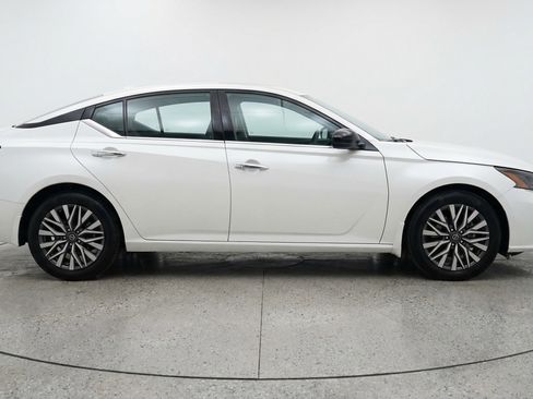 Used 2025 Nissan Altima 2.5 SV image 11
