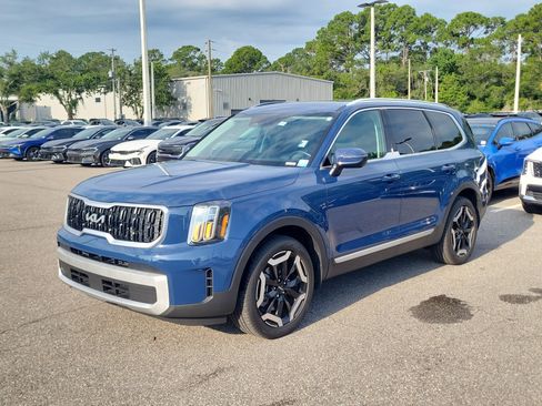 Used 2024 Kia Telluride EX w/ EX Captain's Chair Package FWD image 3