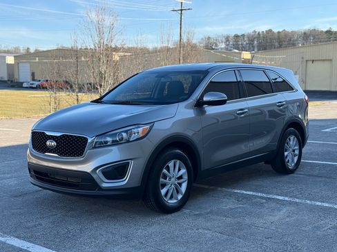 Used 2017 Kia Sorento L image 9
