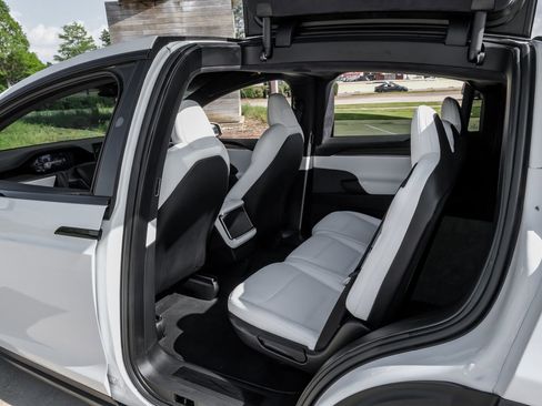 Used 2024 Tesla Model X AWD/4WD image 33