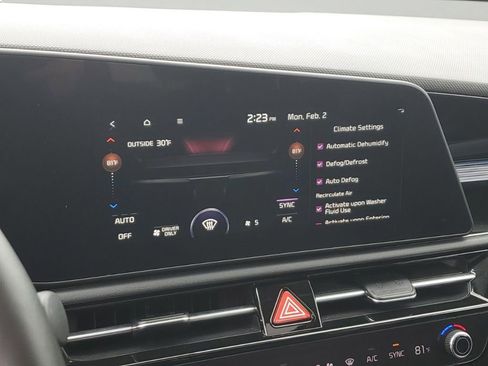 Used 2023 Kia Niro SX Touring image 22