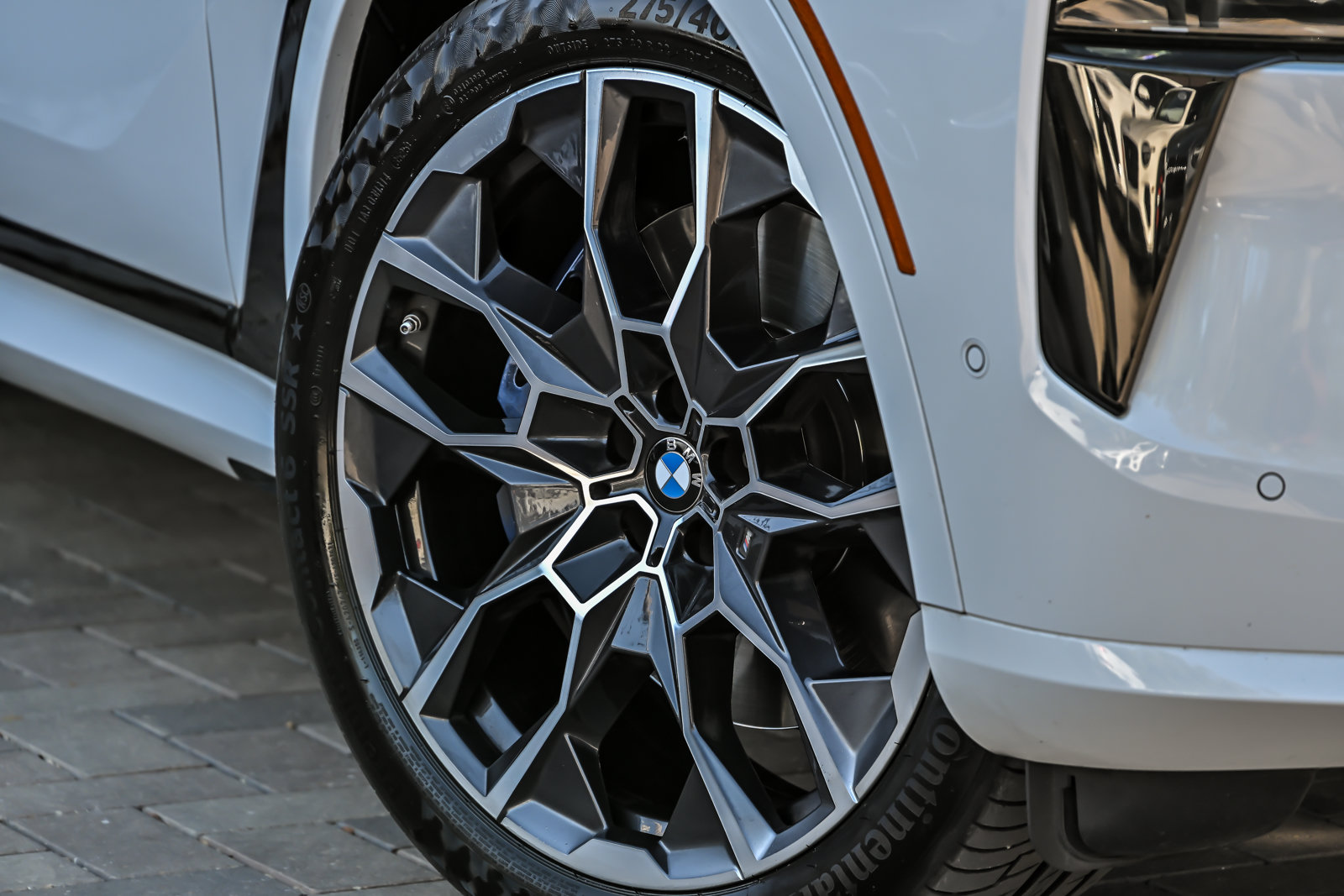 Used 2024 BMW X7 xDrive40i w/ M Sport Package AWD/4WD image 3