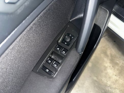 Used 2020 Volkswagen Tiguan S image 4