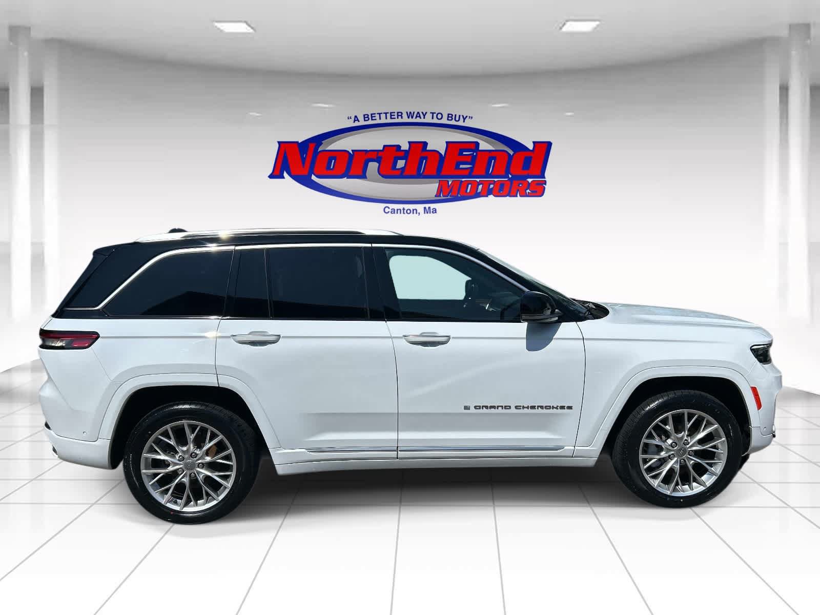 Used 2023 Jeep Grand Cherokee Summit w/ Luxury Tech Group V AWD/4WD image 2