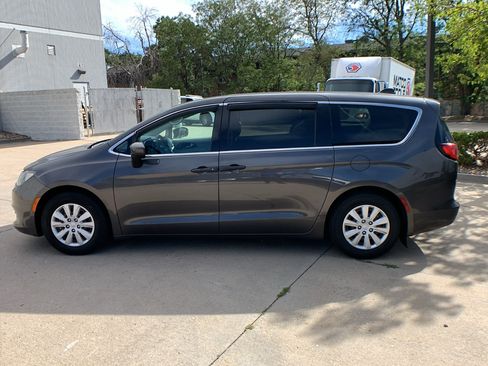Used 2018 Chrysler Pacifica L FWD image 2