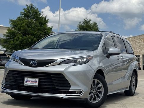 Used 2024 Toyota Sienna XLE w/ XLE Plus Package AWD/4WD image 2