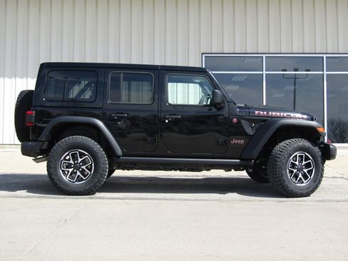 Used 2025 Jeep Wrangler Unlimited Rubicon w/ Convenience Group AWD/4WD image 2