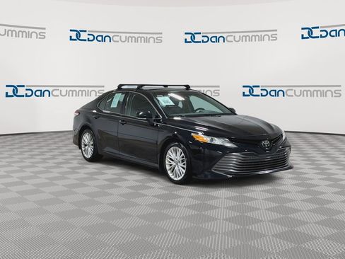 Used 2018 Toyota Camry XLE FWD image 3