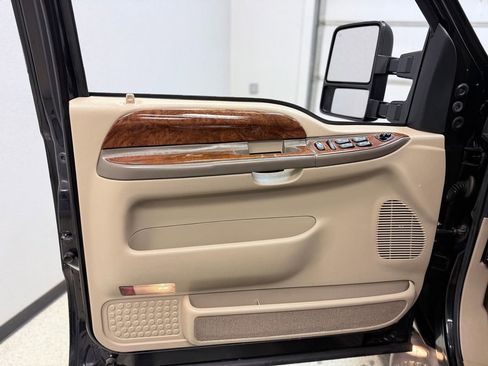 Used 2001 Ford Excursion Limited image 16