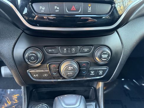 Used 2019 Jeep Cherokee Limited w/ Luxury Group image 26