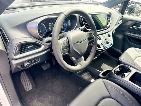 New 2026 Chrysler Pacifica Select FWD image 9
