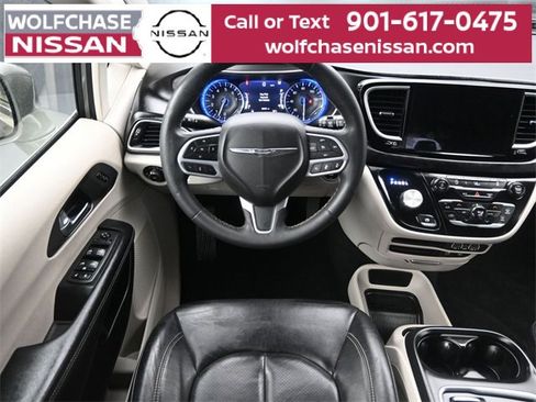Used 2022 Chrysler Pacifica Touring-L image 12
