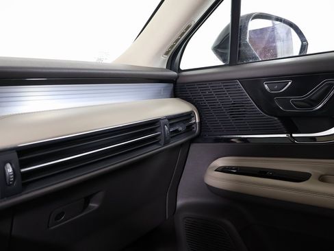 Used 2021 Lincoln Corsair Standard w/ Premium Package image 6