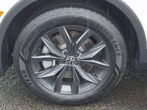 Used 2024 Volkswagen Tiguan SE w/ Panoramic Sunroof Package image 27