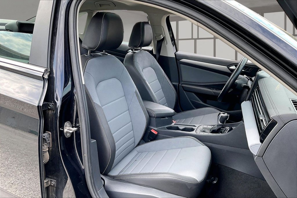 Used 2025 Volkswagen Jetta SE FWD image 28