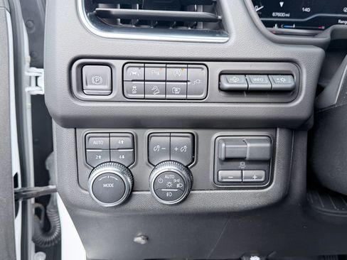 Used 2022 GMC Yukon AT4 w/ Technology Package AWD/4WD image 14