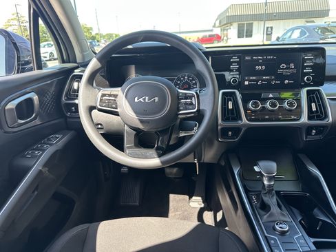 Used 2023 Kia Sorento LX FWD image 15