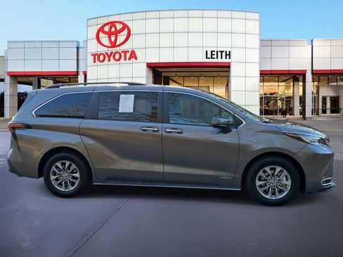 Used 2021 Toyota Sienna XLE image 4