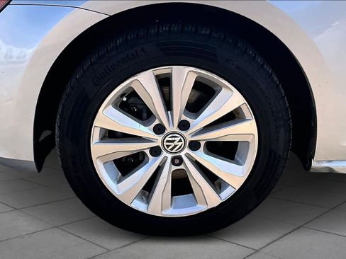 Used 2017 Volkswagen Golf S image 9