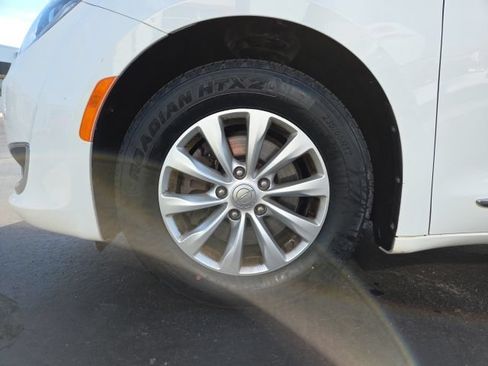 Used 2017 Chrysler Pacifica Touring-L FWD image 27