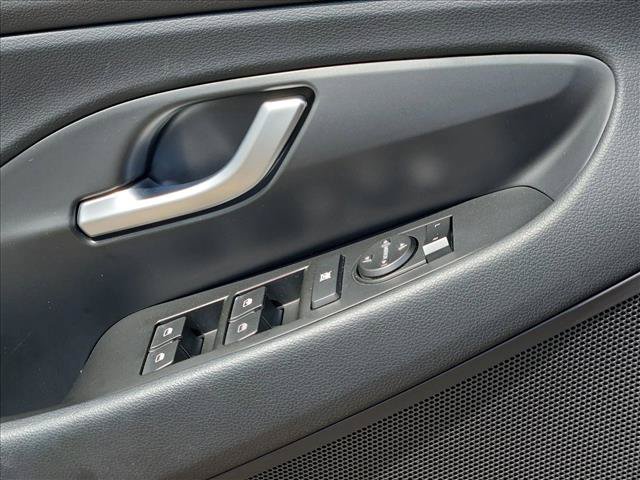 Used 2018 Hyundai Elantra GT FWD image 12