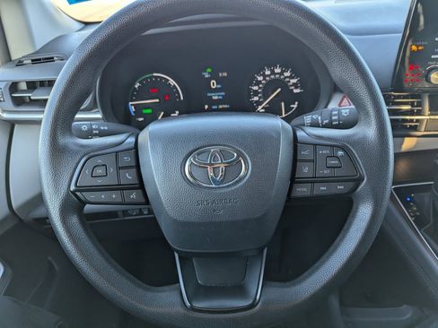 Used 2024 Toyota Sienna LE image 28