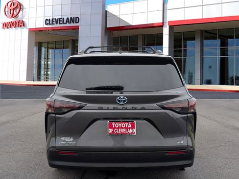 Used 2025 Toyota Sienna XLE image 6
