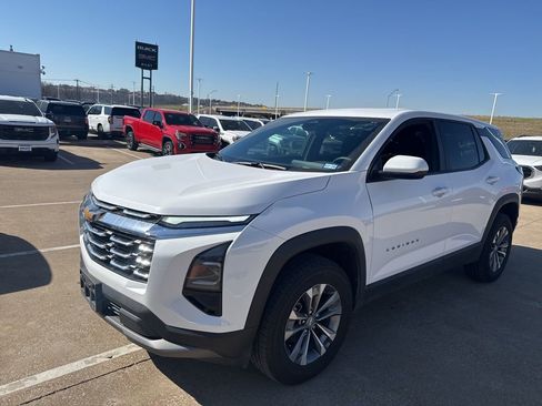 Used 2025 Chevrolet Equinox LT image 1
