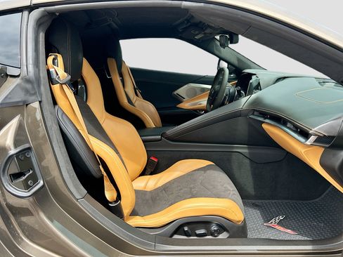 Used 2021 Chevrolet Corvette Stingray Premium Cpe w/ Z51 Performance Package image 9