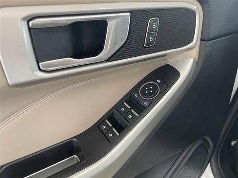 Used 2022 Ford Explorer XLT w/ Equipment Group 202A image 12