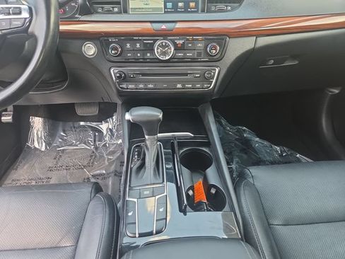 Used 2017 Kia Cadenza Premium w/ Luxury Package FWD image 11