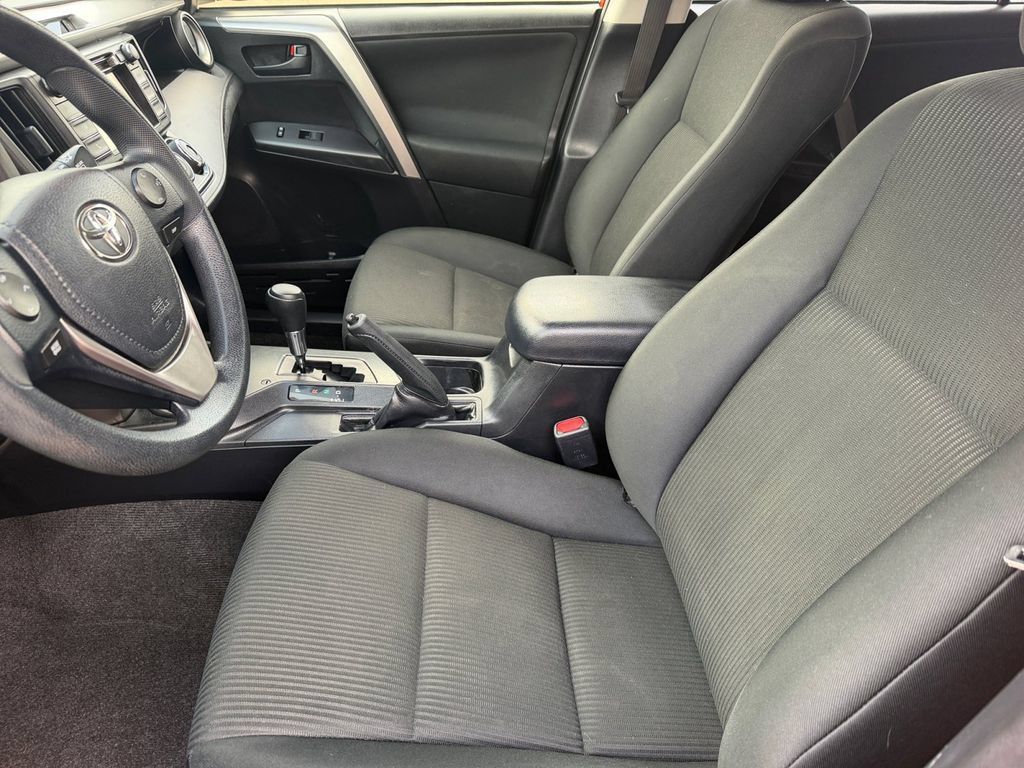 Used 2016 Toyota RAV4 LE AWD/4WD image 10