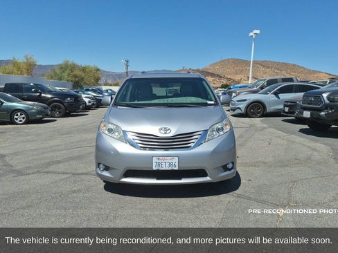Used 2016 Toyota Sienna XLE FWD image 2